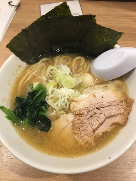 「家系醤油ラーメン　800円」@ラーメン酒場 天狗の写真