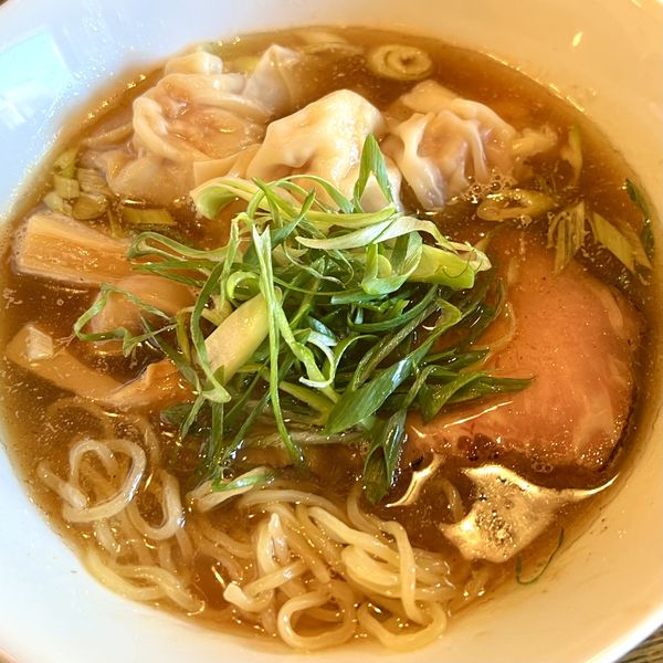 「醤油中華そば＋肉海老ワンタン」@中華そば べぃしっくの写真