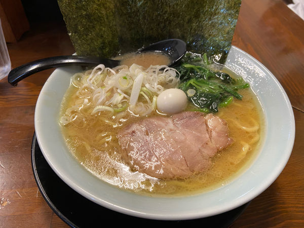 「家系醤油ラーメン　¥750」@爛々亭の写真