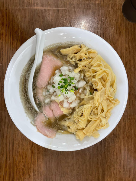 「HV煮干し　メンマ増し」@煮干し中華そば 魚魚の写真