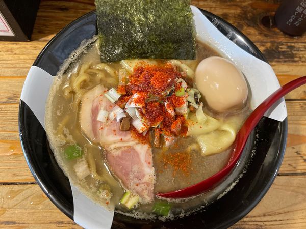 「煮干ラーメン」@すごい煮干ラーメン凪 新宿ゴールデン街店 本館の写真