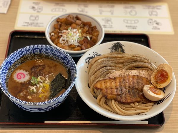 「特製つけ麺+炙り肉飯」@松戸富田製麺 三井アウトレットパーク木更津店の写真