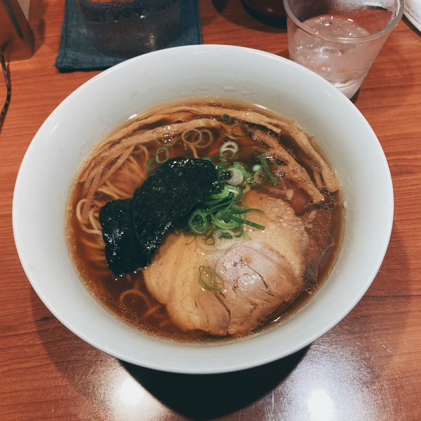 「醤油らぁーめん1000円」@支那そばや 東京ラーメンストリート店の写真