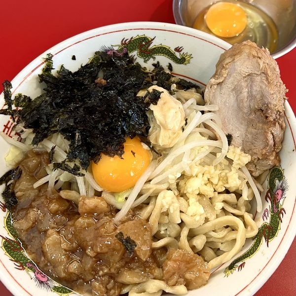 「汁なし（豚１枚・ニンニク・アブラ・海苔・エビマヨ）＋生たまご」@ラーメン英二の写真
