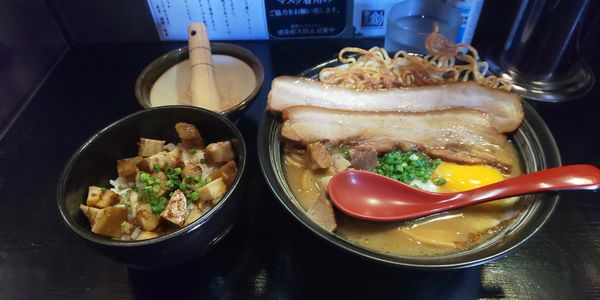 「チャーシュー焼麺+目玉焼き+大盛+焼チャー丼」@焼麺 劔の写真