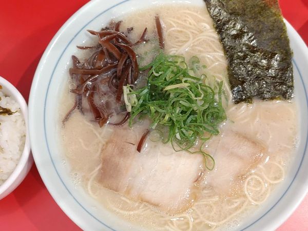 「本場博多ラーメン」@本場博多ラーメン せまかっちゃん 神田店の写真