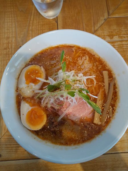 「牛骨味噌ラーメン（味玉付き）」@いえろうの写真
