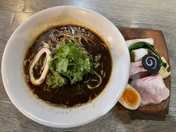 「イカ煮干しの坦々麺800円+ちょい盛り120円」@ニボシラァメン コハクの写真