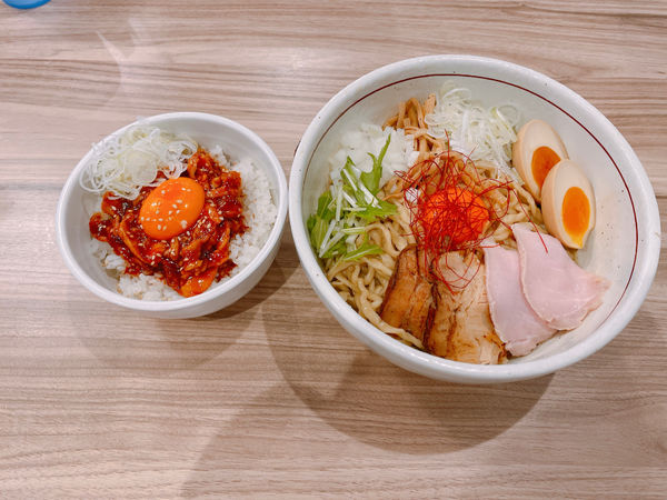 「油そば+チャーシューユッケ丼」@くじら食堂 nonowa東小金井店の写真