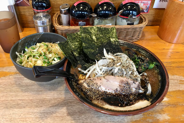 「【限定】大山家ブラックver.T 950円＋ねぎ飯 200円」@ラーメン 大山家の写真