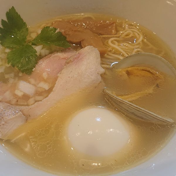 「イズムのらーめん(塩)880円、味玉(クーポン)」@麺堂イズムの写真