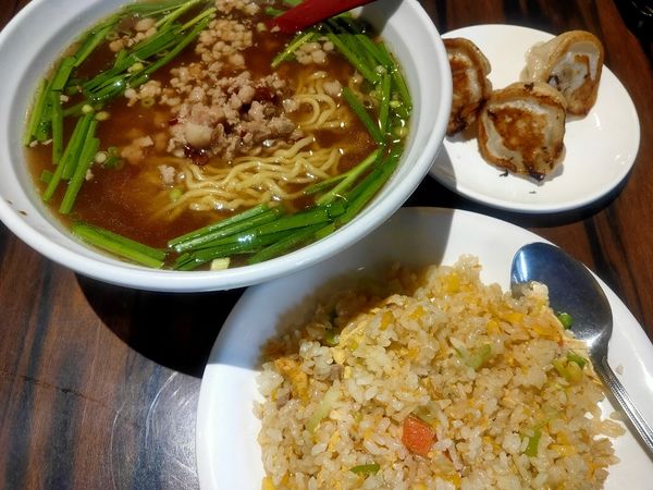 「半チャーハン+台湾麺+焼き小籠包 800円」@中華料理 安安の写真