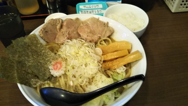 「【限定】塩バターちゃーしゅーめん特盛➕白めし➕ニンニク」@狼煙 東大宮店の写真