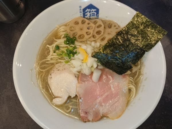 「煮干らーめん 900円 ＋ れんこん 50円」@西永福の煮干箱の写真