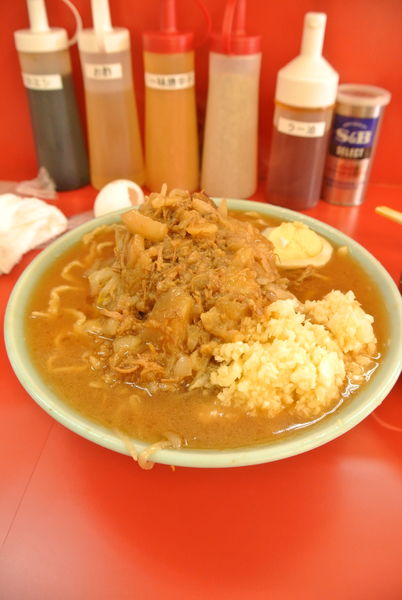 「富士丸ラーメン少なめ生卵900円」@ラーメン富士丸 東浦和店の写真