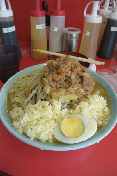「富士丸ラーメン薄味少なめ生卵900円」@ラーメン富士丸 東浦和店の写真