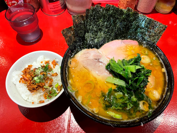 「中盛ラーメン820+ライス150＋のり100+限定チャーシュー2」@厚木家の写真