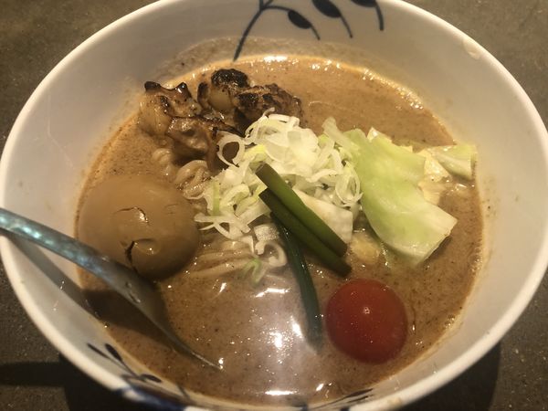 「濃厚らーめん（もつ）＋味玉（900＋100円）」@なまえのないラーメン屋の写真