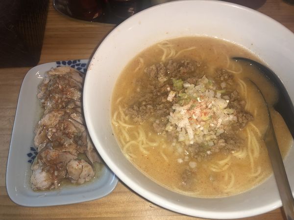 「蒸し鶏と担々麺のセット・モモ（930円）」@匹十の写真