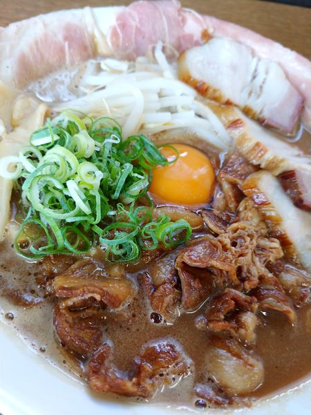 「中華蕎麦肉玉子入り(小)・ローストポーク＆燻製吊るし焼きチャ」@王者-23の写真