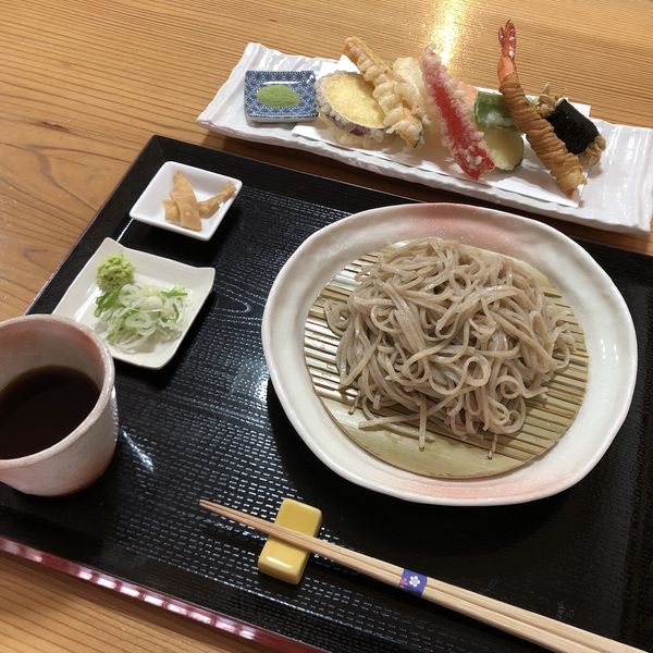 「ざる蕎麦＋蕎麦屋ならではの天ぷら」@蕎麦正まついの写真