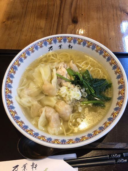 「名物海老入りワンタン麺　塩　935円」@万葉軒 ワンタン麺&香港飲茶Diningの写真