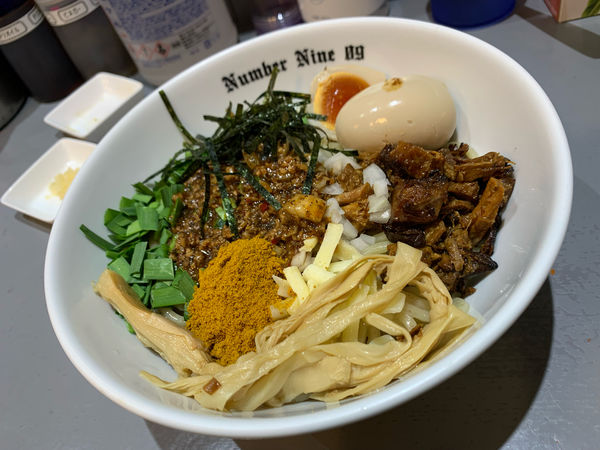 「汁なしブラック＋カレー粉」@麺Dining Number Nine 09の写真