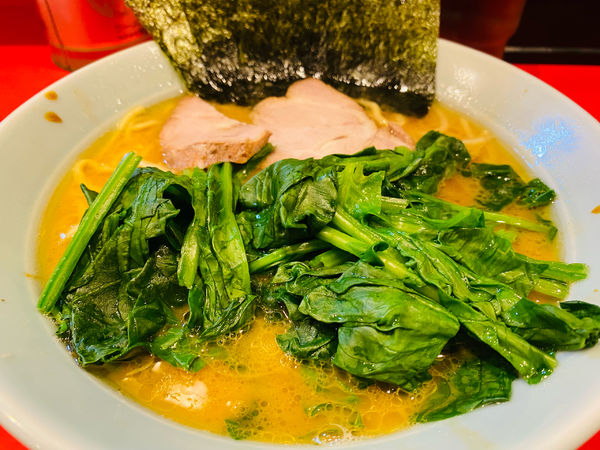 「並盛ラーメン710円 ほうれん草120円」@横浜家系ラーメン 黄金家の写真