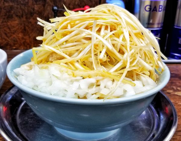 「小ラーメン ネギ温玉ヤサイアブラタマネギ」@麺でる 南大沢店の写真