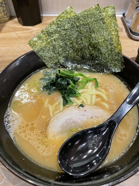 「ラーメン＋無料ライス」@横浜家系ラーメン 銀家 川崎銀柳街店の写真