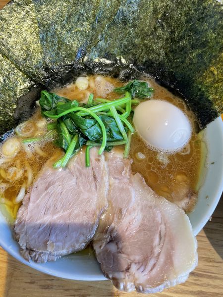 「家系、半ライス、まる得トッピング」@麺屋 庄太 六浦本店の写真