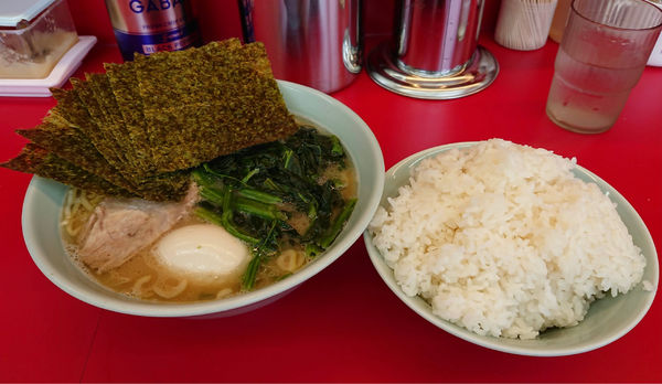 「半熟味玉ラーメン並(硬め多め)＋ほうれん草＋のり＋大盛ライス」@横浜ラーメン武蔵家 薬園台店の写真