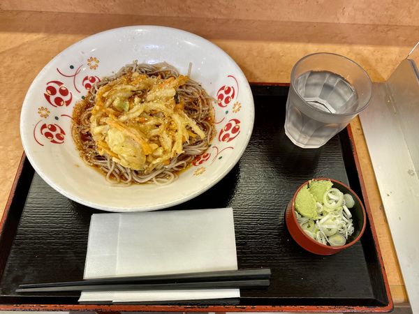 「冷やしかき揚げ天そば440円」@いろり庵きらく 田町店の写真