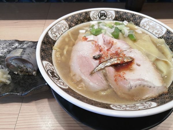 「すごい煮干ラーメン醤油(870円)+さば棒鮨(200円)」@すごい煮干ラーメン野毛 すし 釣りきんの写真