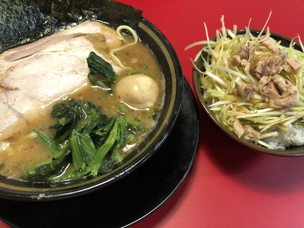 「チャーシュー麺3枚固め　白ネギ丼」@IEKEI_TOKYO 王道家直系の写真