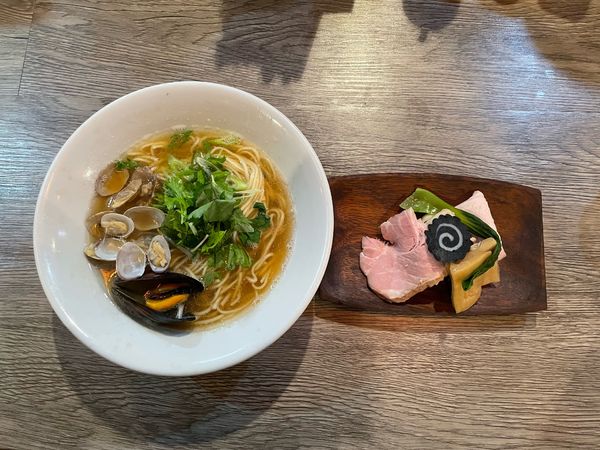 「貝出汁と煮干しのラーメン」@ニボシラァメン コハクの写真