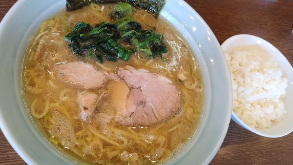 「朝ラーメン、並盛小ライス（サービス）」@横浜家系らーめん たま家の写真