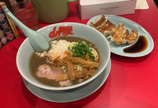 「鬼煮干しラーメン 餃子セット」@ラーメン山岡家 蘇我店の写真