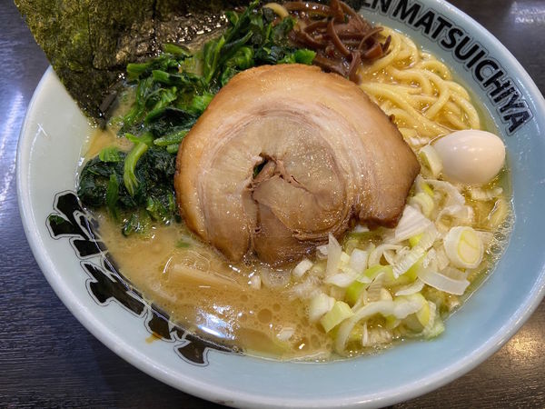 「ラーメン（並）＋ほうれん草：松壱の日価格500＋110円」@松壱家 藤沢本店の写真