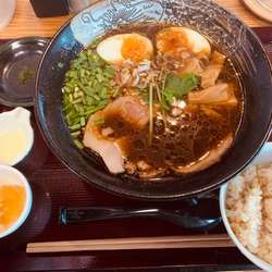 黒美肌ラーメン（セットランチサービス） 980円
