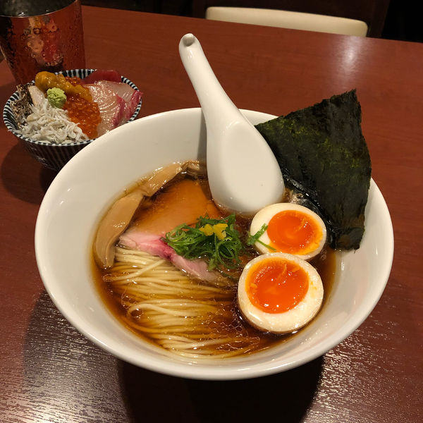 「津軽煮干し中華そば、海鮮丼」@酒肴場 屯の写真