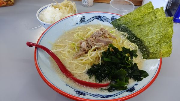 「ネギ塩ラーメン&サービス半ライス８００円」@ラーメンショップ 122号騎西店の写真