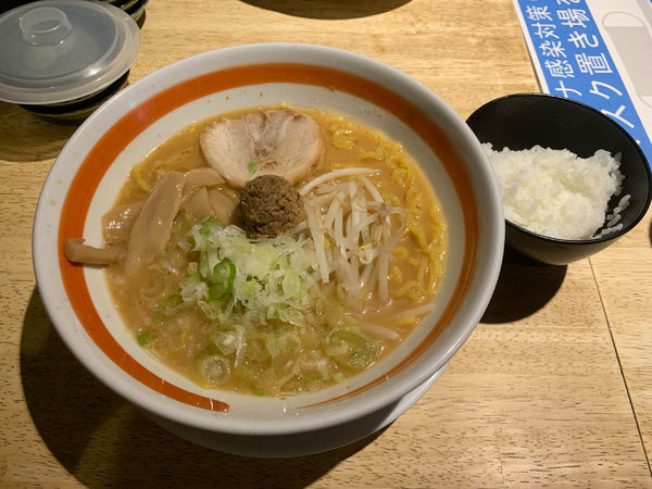 「みそラーメン800円ランチ時ごはん無料」@二代目 響の写真