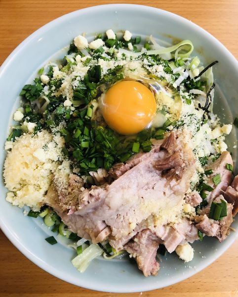「べべグリーン台湾まぜそば(チャーシュー、粉チーズ)1200円」@麺屋 べべの写真