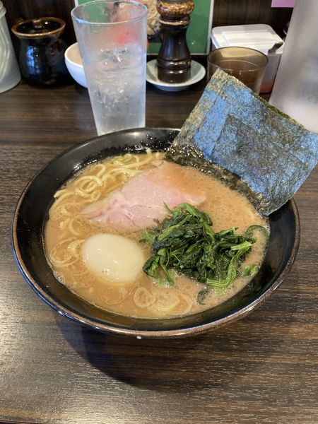「濃厚豚骨らーめん＋半熟味玉＋チューハイ」@横浜らーめん 寿三家の写真