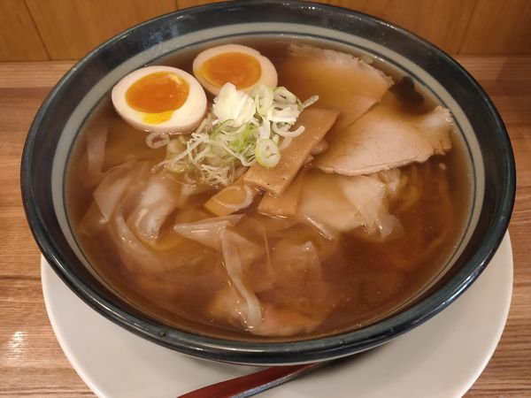 「ワンタンメン　煮玉子入り」@ワンタンメンの満月 三鷹店の写真