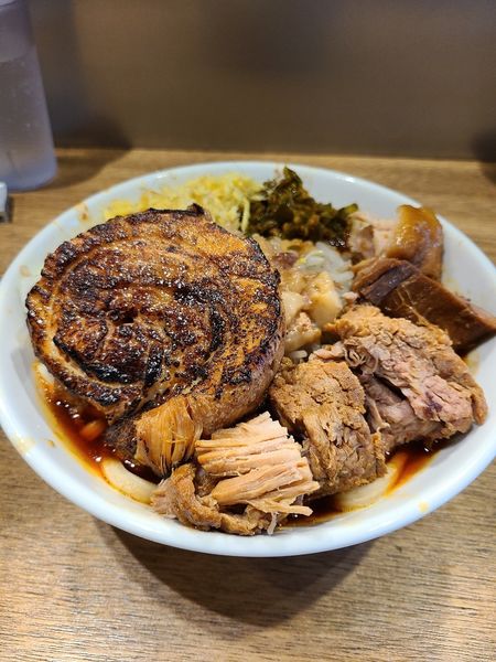 「辛いラーメン(麺少なめ)豚増し　炙り豚」@MEN YARD FIGHTの写真