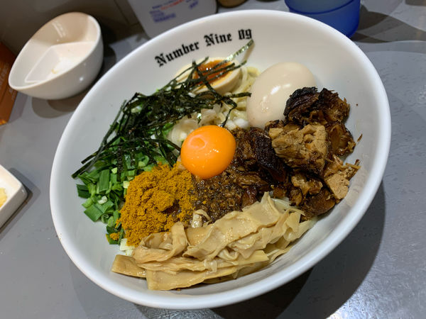 「汁なしブラック＋カレー粉×卵黄」@麺Dining Number Nine 09の写真