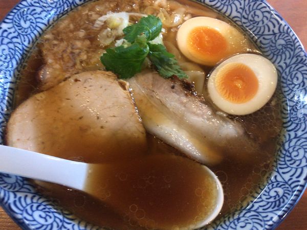 「地鶏中華そば味玉付き880円+ワンタン100円、ちぢれ麺」@地鶏中華そば さやまの写真