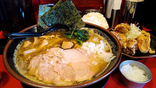 「限定/極濃厚煮干し豚骨ラーメン+特盛り+唐揚げ5個」@横浜家系ラーメン 瑞穂 大和家の写真